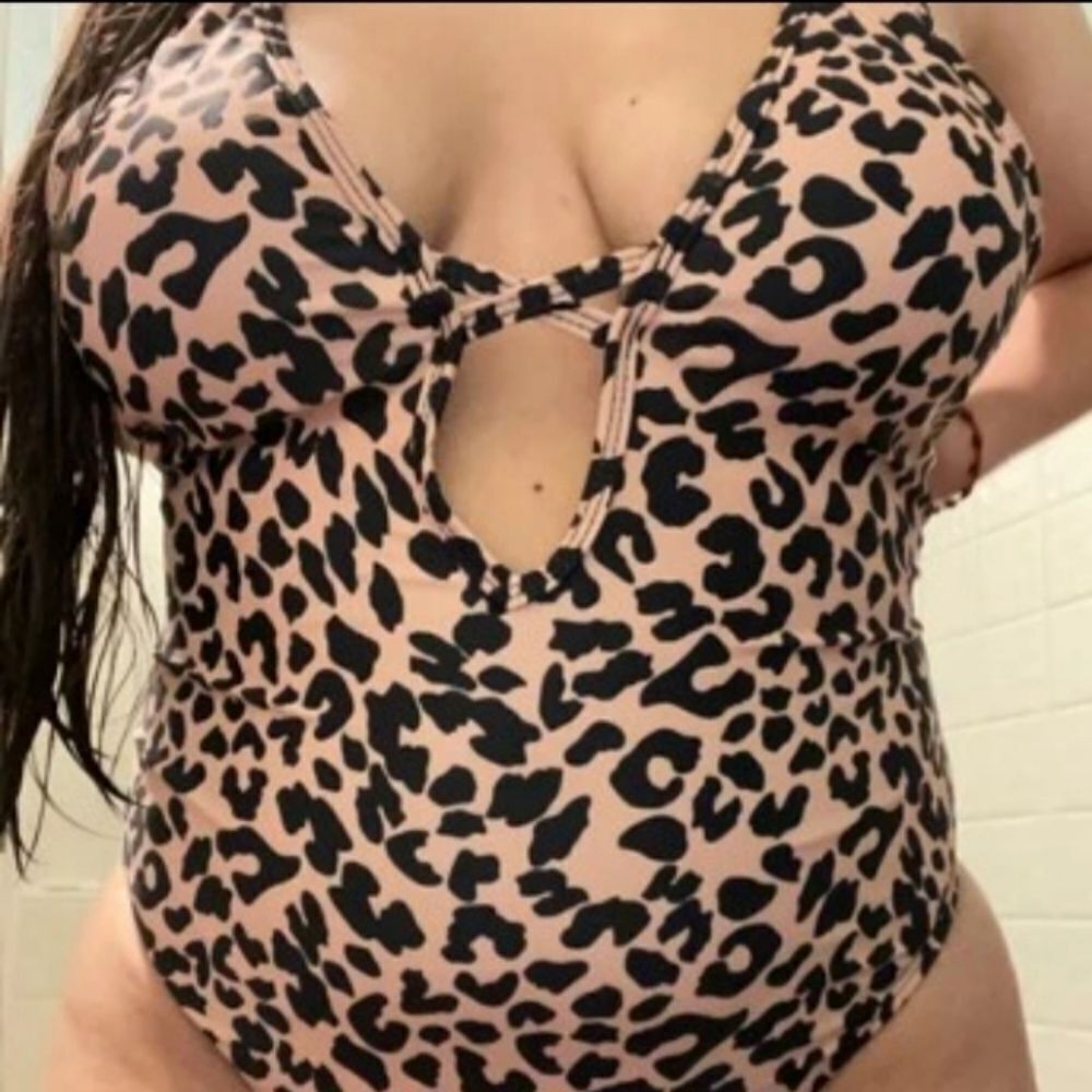 LEAPORD PRINT CRISCROSS BACK 1PC SWIMSUIT SZ MED(6) - Picture 8 of 8